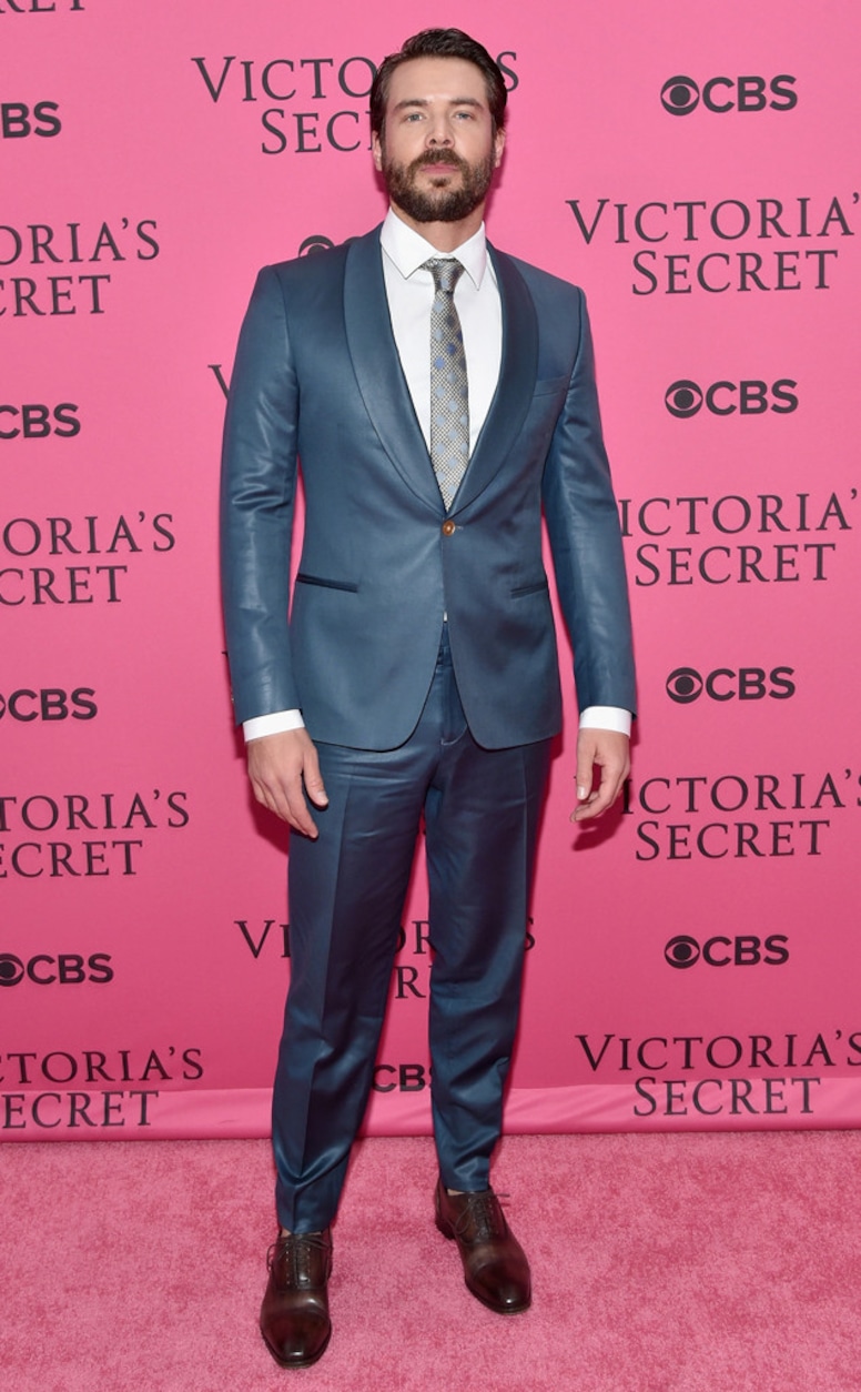 Charlie Weber, Victoria's Secret Fashion Show Pink Carpet