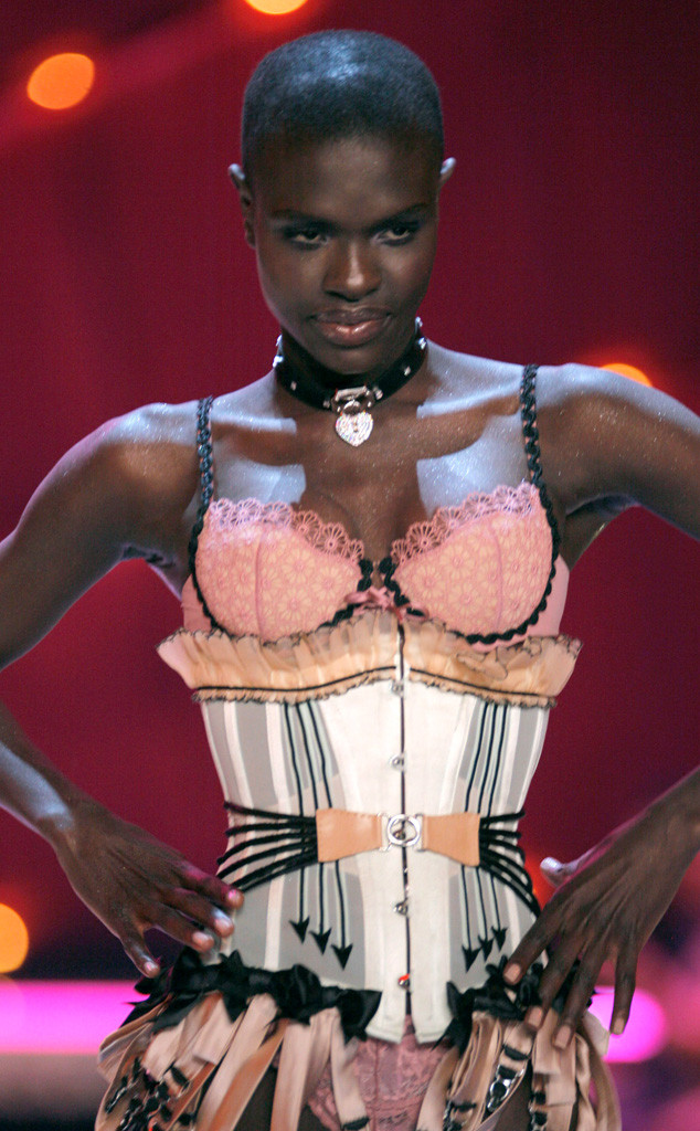 maria borges rocks afro natural hair on runway e maria borges rocks afro natural hair on runway e