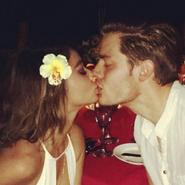 Sarah Hyland S Bf Strips To Bsb Song For Her 25th B Day E Online