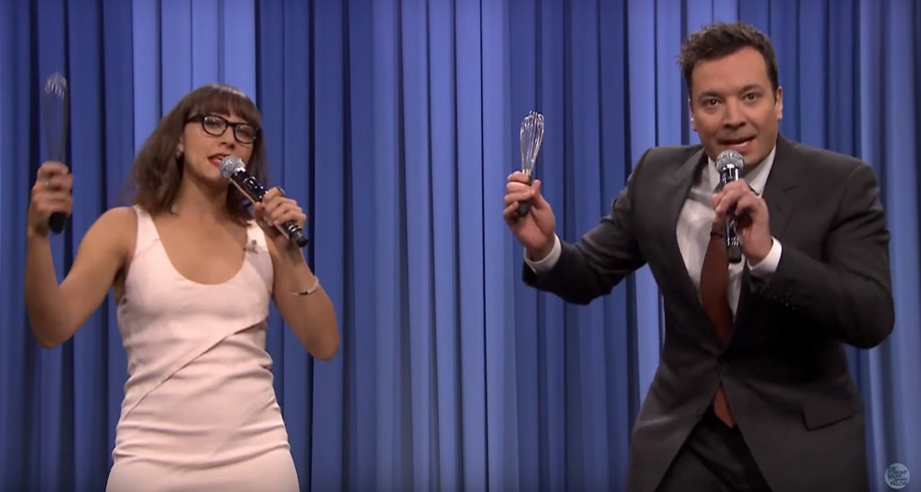 Jimmy Fallon &amp; Rashida Jones Lead Medley of Holiday Parodies | E! News