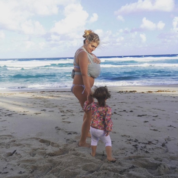 Daphne Oz Shows Post Baby Body in Bikini 1 Month After Giving Birth