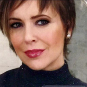 Alyssa Milano Returns To Short Haircut For 43rd Birthday E News