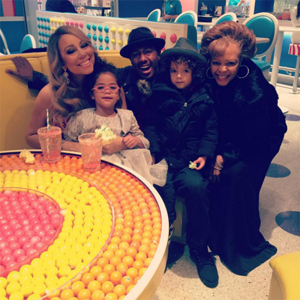 Nick Cannon Reunites With Mariah Carey And Kids Before Christmas E Online Ca