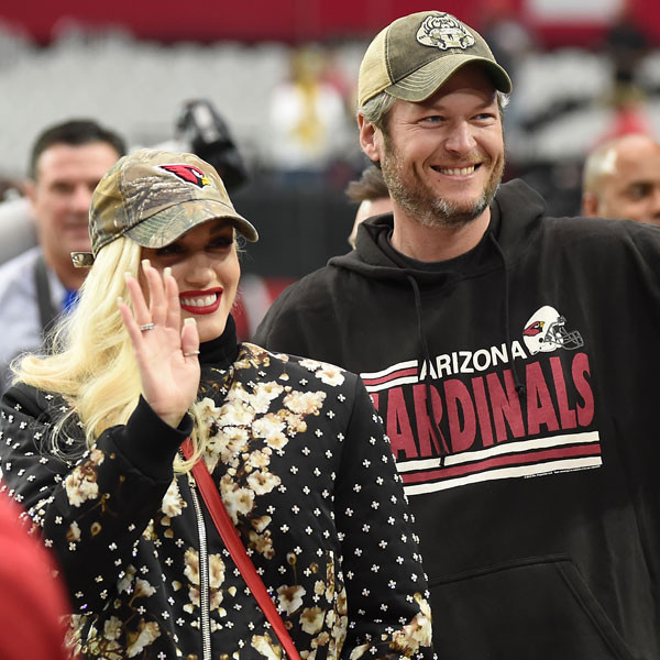 Blake Shelton & Gwen Stefani Fly to AZ, Take a Selfie at NFL Game - E!  Online