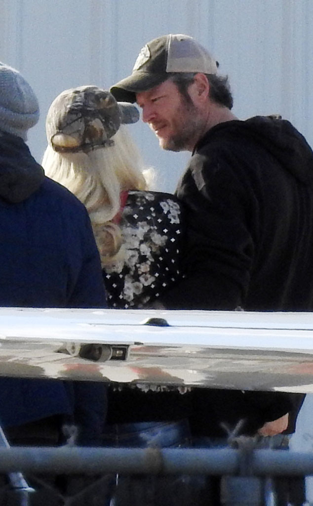 Gwen Stefani and Blake Shelton jet to Arizona