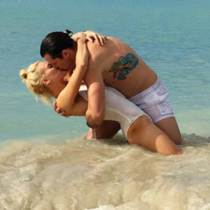 Maksim Chmerkovskiy Peta Murgatroyd Share Ocean Kiss Before Nye E Online