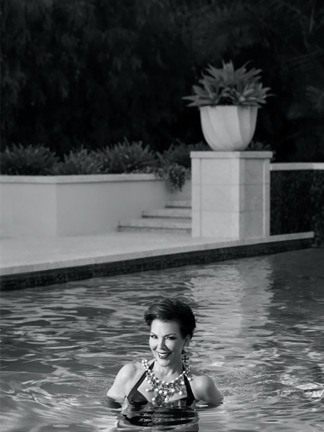 Kris Jenner Swims For Love S Advent Calendar E News Deutschland