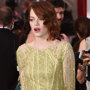 Emma Stone Has An Oscars Wardrobe Malfunction