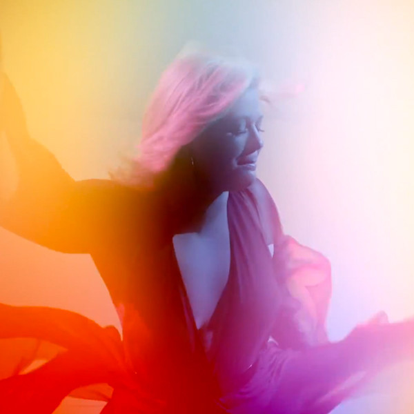 Kelly Clarkson S Heartbeat Song Music Video Is Finally Here E Online