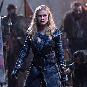 The 100 Finale Sneak Peek: Clarke and Lexa's Battle at Mount Weather ...