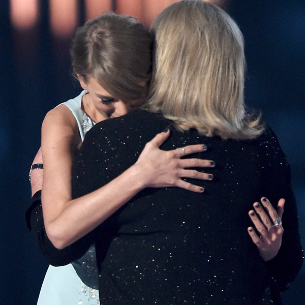 Watch: Taylor Swift’s Mom Presents Singer With Milestone Award