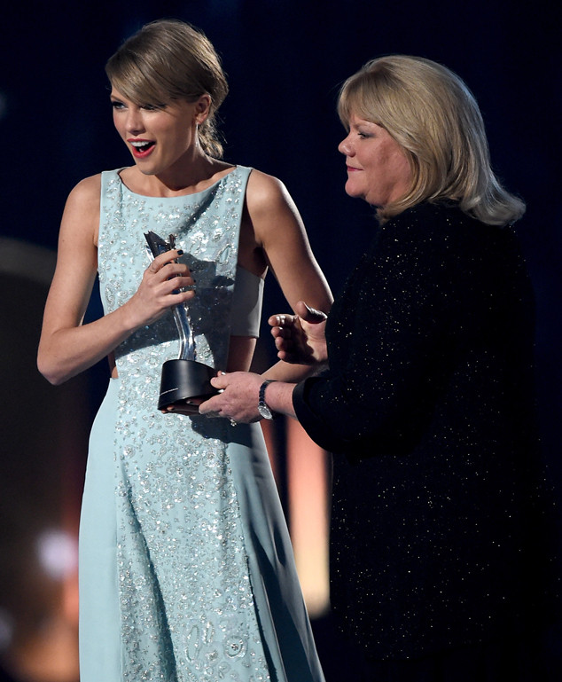 Watch Taylor Swift S Mom Presents Singer With Milestone Award E Online Ca
