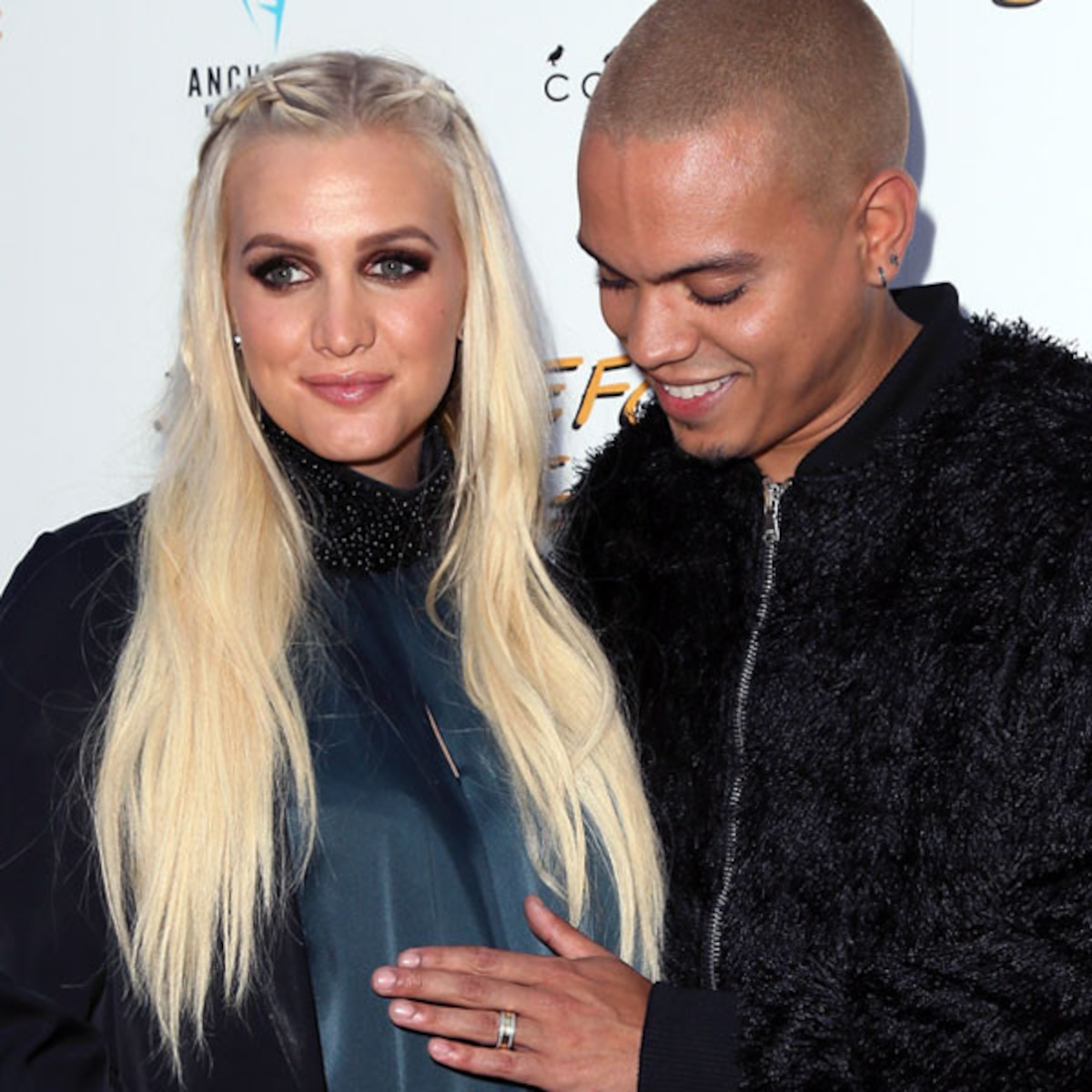 Evan Ross Dotes On Pregnant Ashlee Simpson During Concert E Online Evan Ross Dotes On Pregnant Ashlee Simpson During Concert E Online