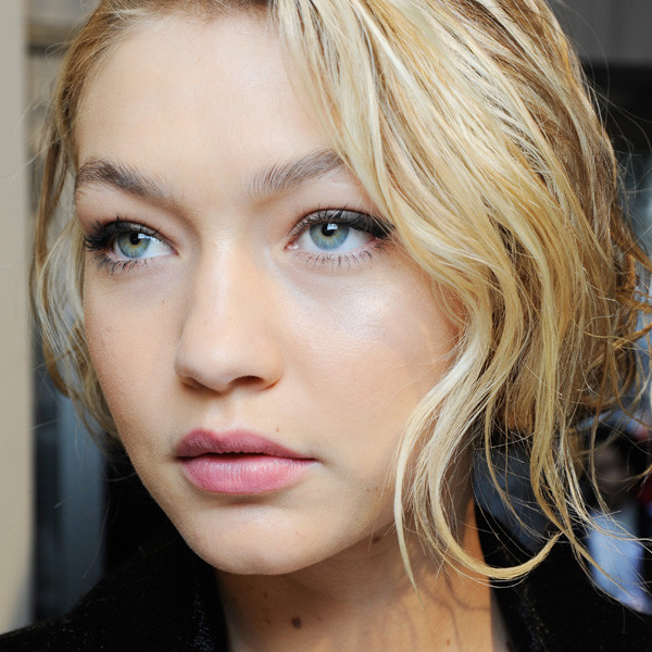 Gigi Hadid Strips Down To Underwear For Sexy Selfie See The Pic 