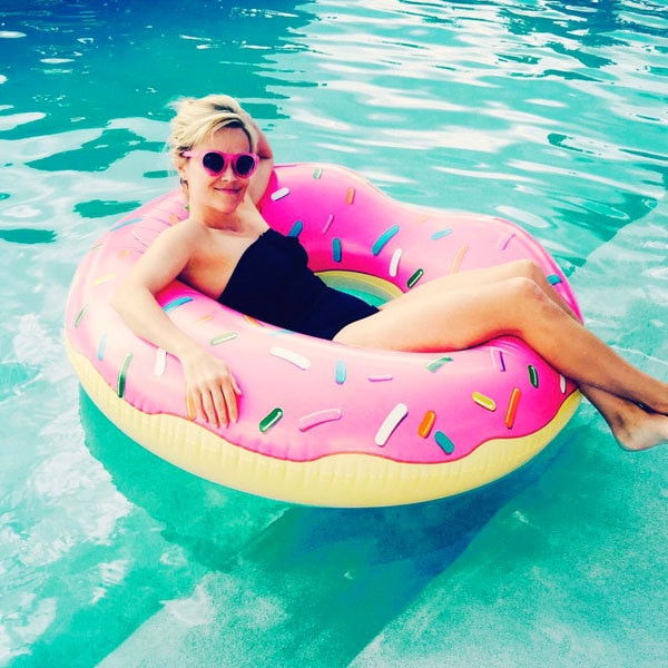 Reese Witherspoon, Pool, Twitter