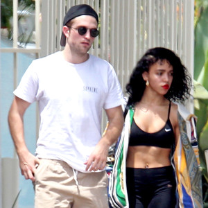 FKA twigs Flaunts Washboard Abs With Robert Pattinson During Gym Date ...