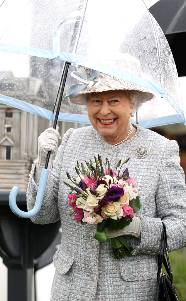 Photos From Reign Y Day Style Queen Elizabeth Ii S Matching Umbrellas E Online