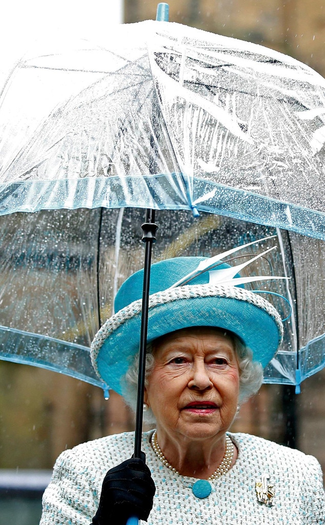 Making A Splash From Reign Y Day Style Queen Elizabeth Ii S Matching Umbrellas E News