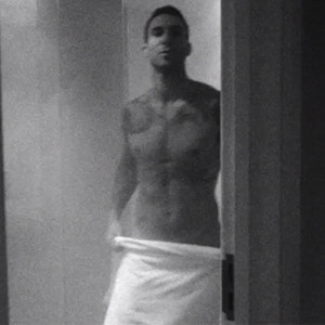 Adamlevine Fuck Nude Vid - OMG! Â¡Adam Levine se desnuda en el nuevo videoclip de Maroon 5! (+ Video) -  E! Online Latino - MX
