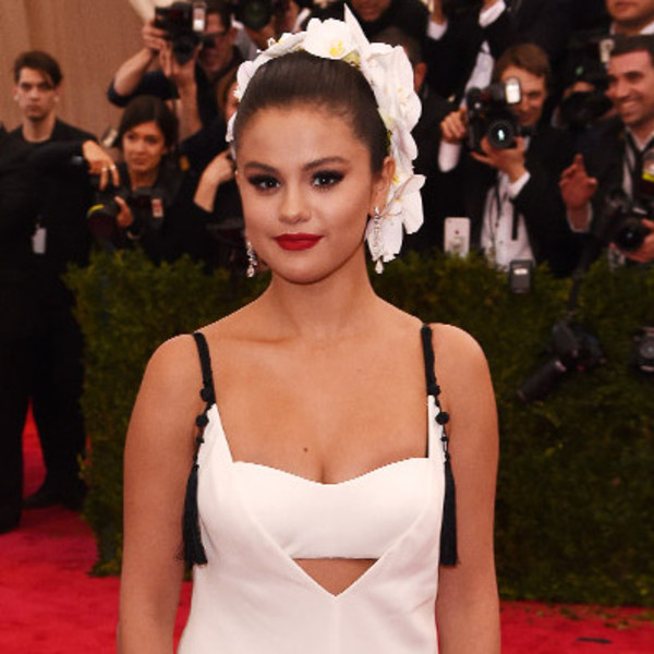 Selena Gomez Hits the 2015 Met Gala With an Elaborate Floral Headpiece
