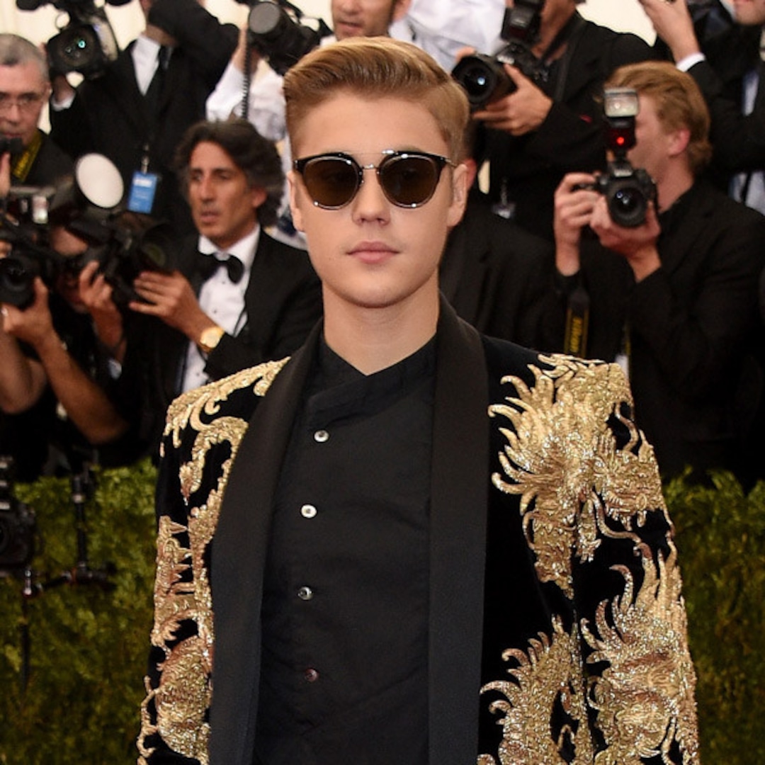 Justin Bieber Is Armed With Custom Golden Dragons At The 2015 Met Gala - E! Online