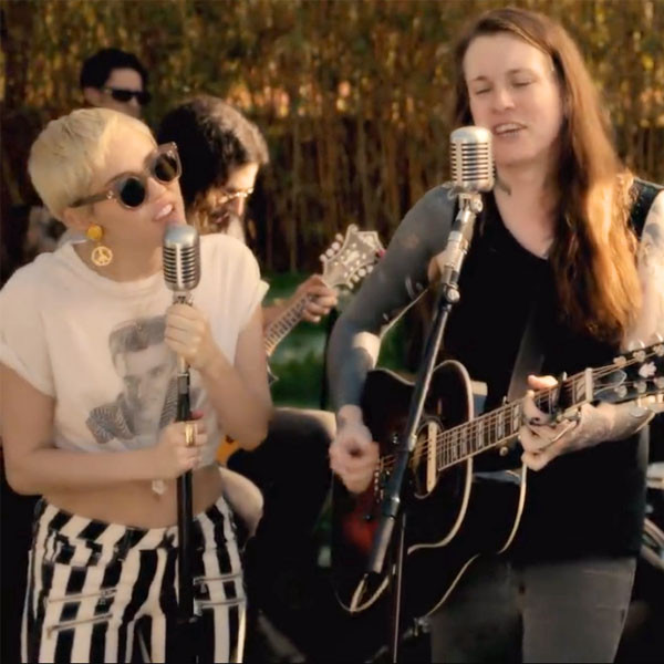 Watch Miley Joan Jett Laura Jane Grace Perform 