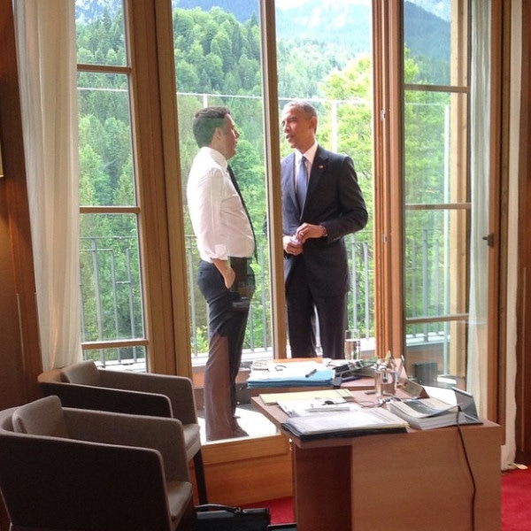 obama smoking a cigarette Is Barack Obama Smoking Cigarettes Again?! Not So Fast obama smoking a cigarette Is Barack Obama Smoking Cigarettes Again?! Not So Fast
