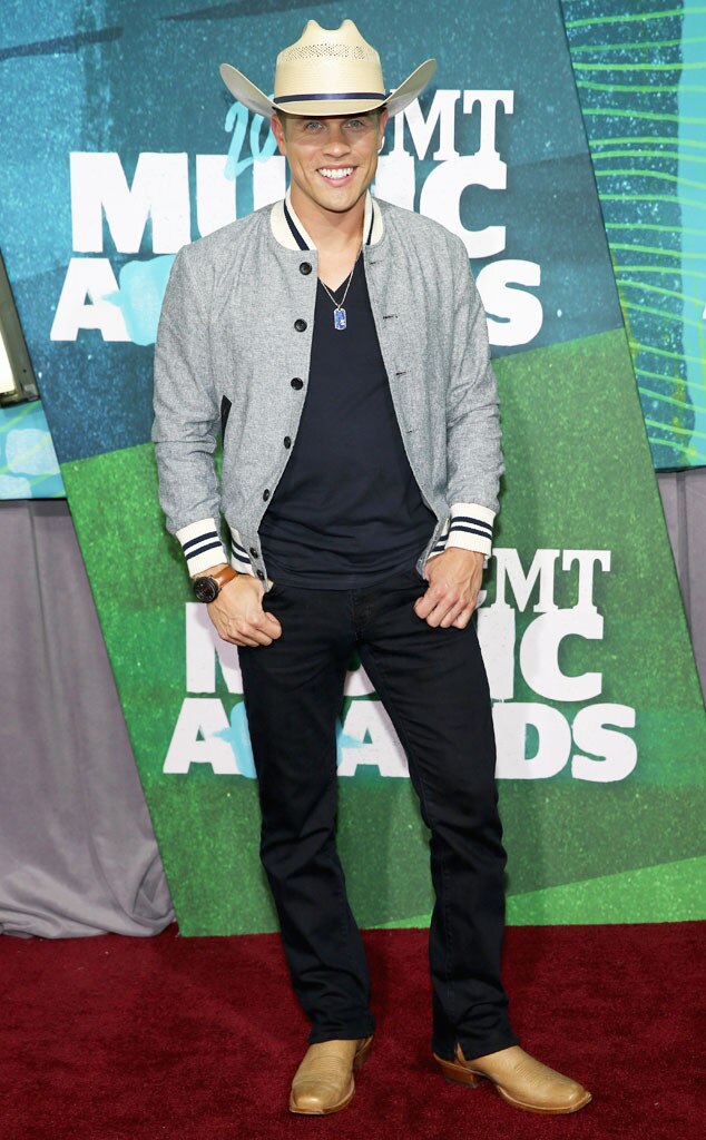 Dustin Lynch from 2015 CMT Music Awards Red Carpet Arrivals E! News