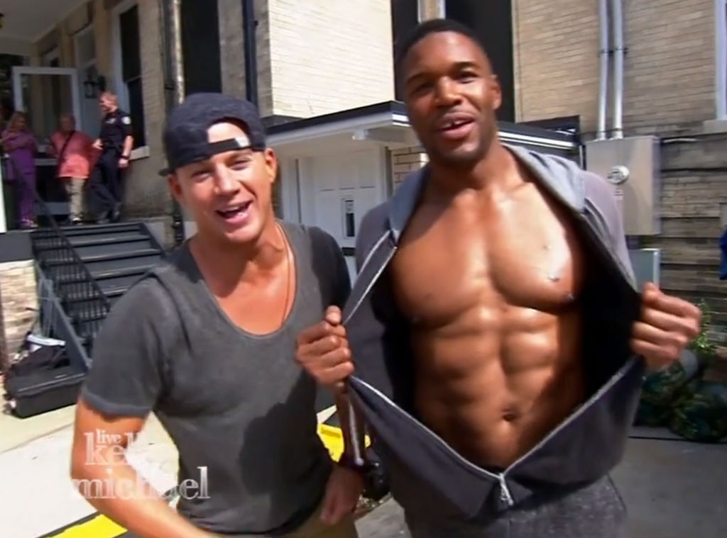 Michael Strahan Strips From Kelly Ripa And Michael Strahans Best Live Moments E News 