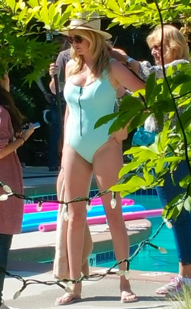 Kate Upton Shows Cleavage In One Piece Swimsuit On Set Of New Sex 