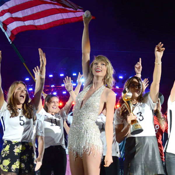 Taylor Swift Brings U.S. Women's World Cup Soccer Team Onstage at ...