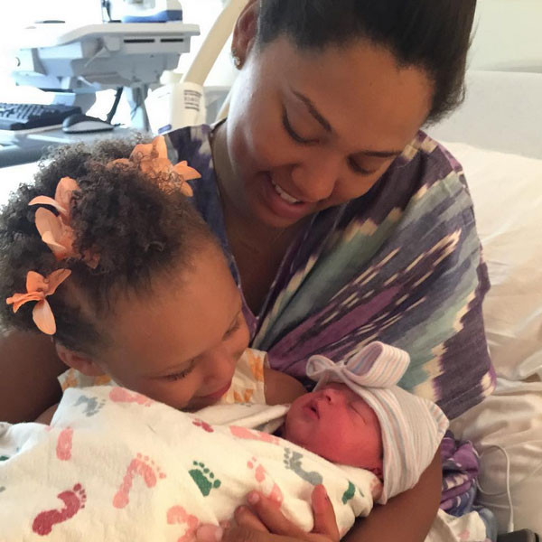 Stephen Curry shares sneak peek of adorable new baby girl (PHOTO