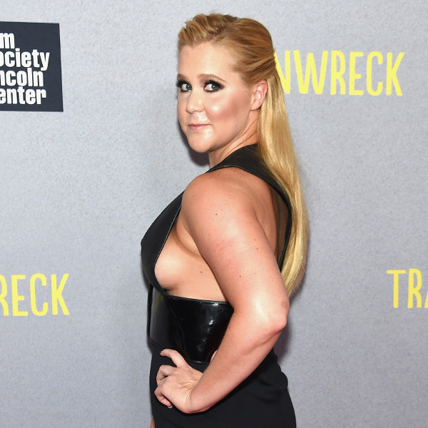Amy Schumer makes fun of her 'sagging' boobs as she goes braless