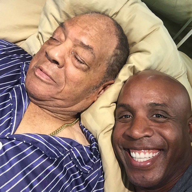 Check Out Barry Bonds' Selfie With a Sleeping Willie Mays