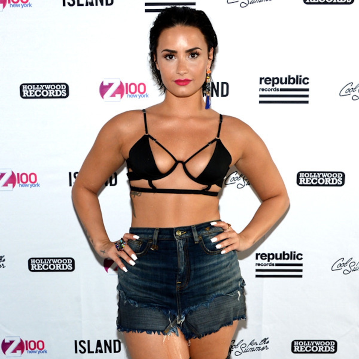 Demi Lovato Rocks Sexy Bondage Bra Top & Thigh-High Mesh Boots Demi Lovato Rocks Sexy Bondage Bra Top & Thigh-High Mesh Boots