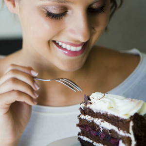 Девушка с тортиком в руках