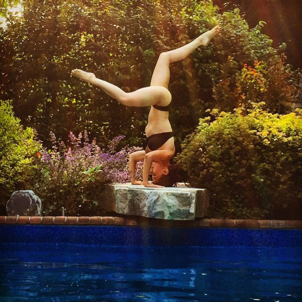 Hilaria Baldwin performs headstand in bikini and heels while doing the  splits