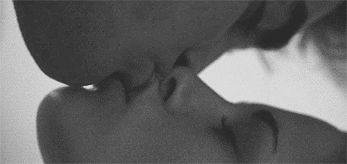 Негр целует телку в губы и в сиськи