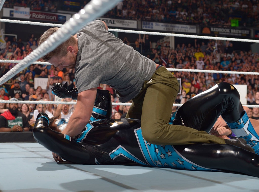 Watch Stephen Amell Attack Stardust On Monday Night Raw E Online Ca