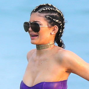 Kylie Jenner Flaunts Her Bod In Barely There Bikini E News Deutschland 