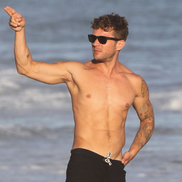 See Ryan Phillippe Shirtless and & Flexing His Muscles on the Beach ...