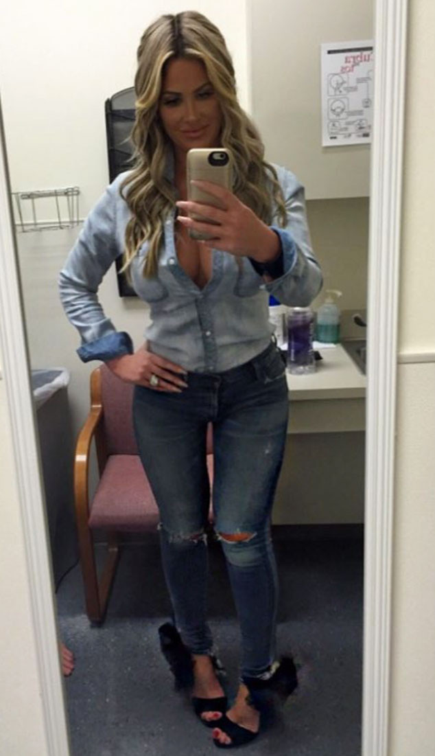 Kim Zolciak Boasts About Her Thigh Gap—see The Pic E Online 