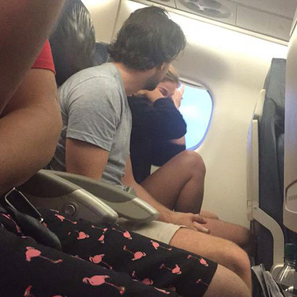 Woman Live Tweets Couple S Awkward Plane Breakup E Online