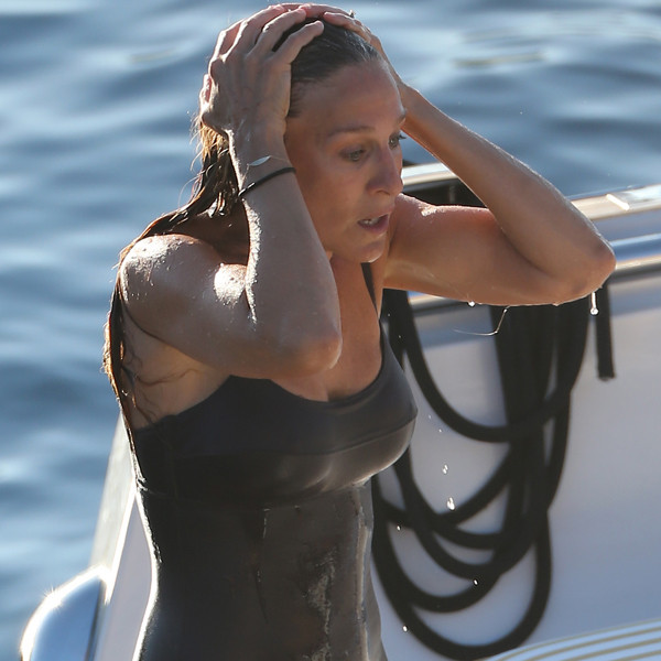 Hot Damn Sarah Jessica Parker 50 Looks Amazing In A Sexy Swimsuit 