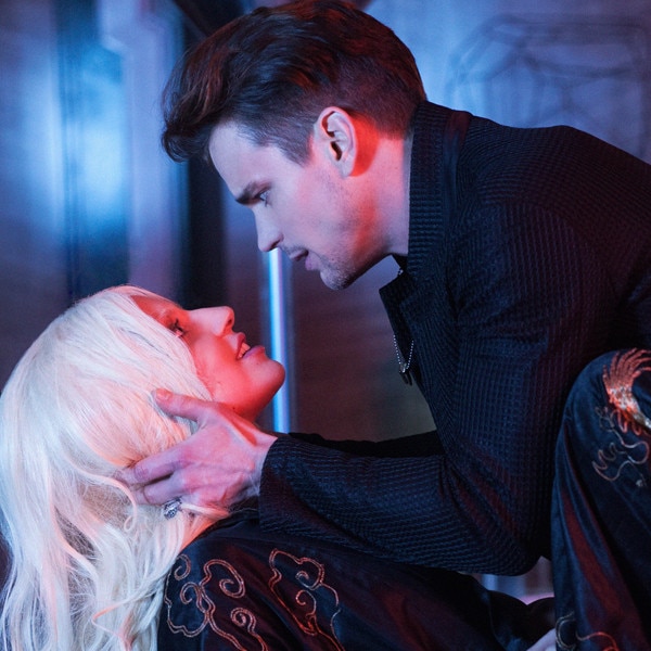 [https://akns-images.eonline.com/eol_images/Entire_Site/2015817/rs_600x600-150917082153-600-american-horror-story.jpg?fit/u003daround%7C1080:1080/u0026output-quality/u003d90/u0026crop/u003d1080:1080