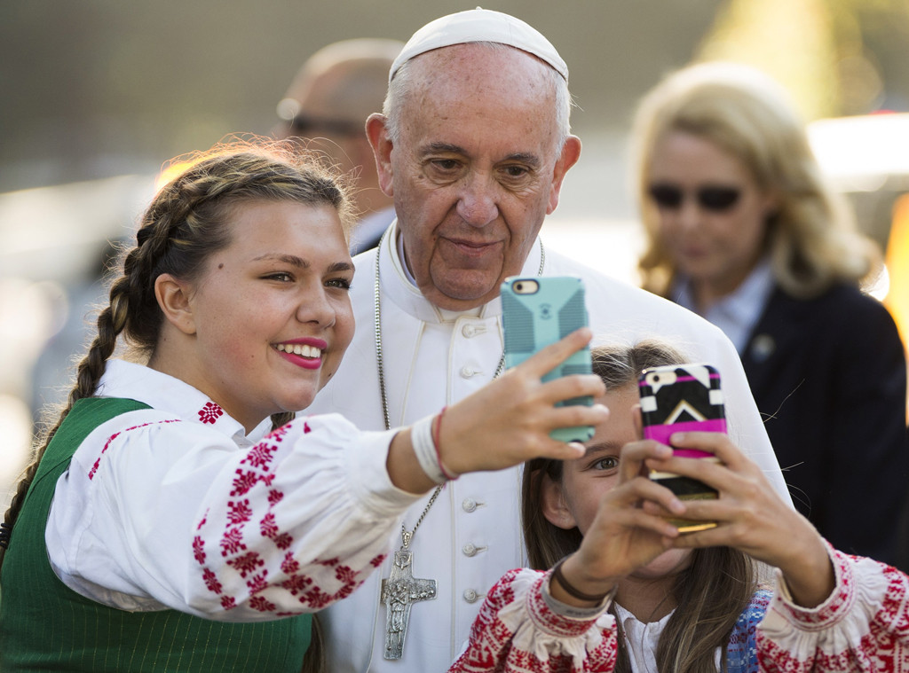 Pope Francis Takes Selfies in D.C., Kisses a Baby & - E! Online