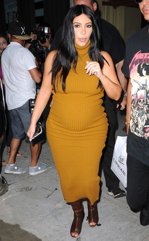 Kim Kardashian Tells Khloe Shes Pregnant In Armenia On 