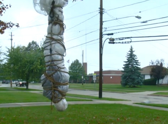 Woman Forced To Remove Scarily Realistic Halloween Decorations E