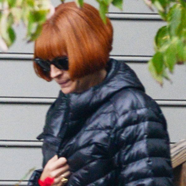 Julia Roberts Channels Anna Wintour on the Set of Mother s Day