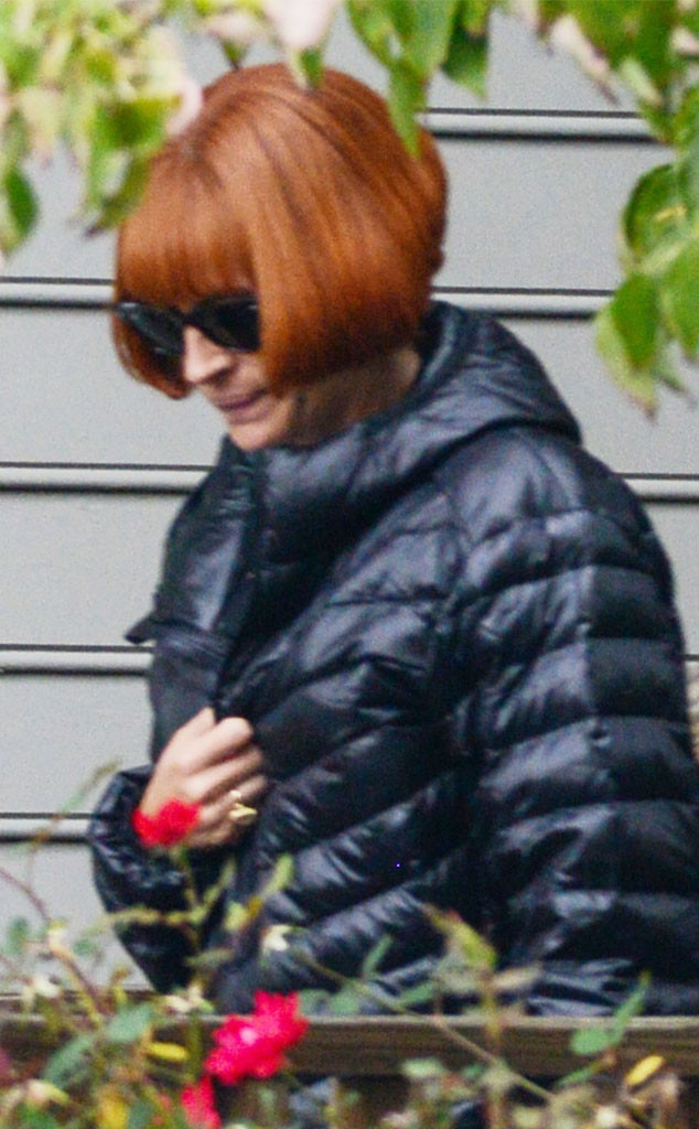 Julia Roberts Channels Anna Wintour on Movie Set See the Photo